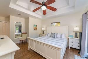 - une chambre avec un lit et un ventilateur de plafond dans l'établissement Seaside Retreat Steps from Ocean And Restaurants, à Deerfield Beach
