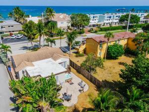 uma vista aérea de uma casa e do oceano em Seaside Retreat Steps from Ocean And Restaurants em Deerfield Beach