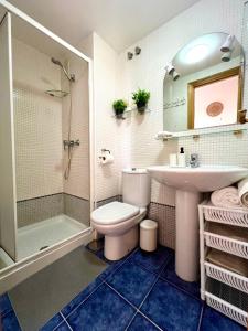 un bagno con wc, lavandino e doccia di Casa Baviera Golf & Beach a Caleta de Velez