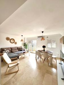 un soggiorno con un divano e un tavolo di Casa Baviera Golf & Beach a Caleta de Velez