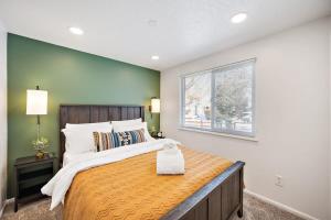 Krevet ili kreveti u jedinici u objektu Charming 2 1 in Denver w Flexible Family Space