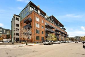 um grande edifício de tijolos com carros estacionados na rua em NEW Downtown Denver City Loft-Great Walkability em Denver