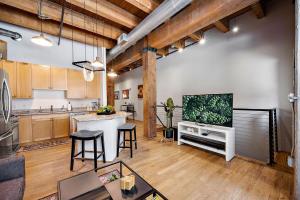 uma cozinha em plano aberto e sala de estar num loft em NEW Downtown Denver City Loft-Great Walkability em Denver