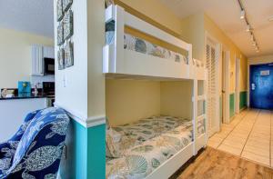 Postel nebo postele na pokoji v ubytování 1003 Ocean Breeze home