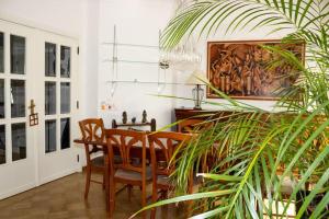 uma sala de jantar com mesa e cadeiras e uma planta em Elegance ,Space & Luxury in Brussels em Bruxelas