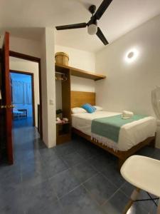 a bedroom with a bed and a ceiling fan at Casa de 3 recámaras en Bacocho in Puerto Escondido