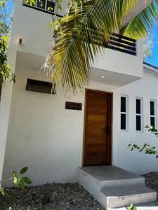 プエルト・エスコンディードにあるCasa de 3 recámaras en Bacochoの白い建物