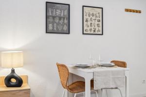 ein Esszimmer mit einem weißen Tisch und Stühlen in der Unterkunft Casa Oasis I: Modern, Nespresso & Thermennähe in Bad Füssing