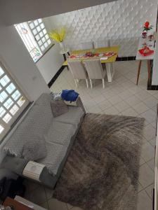 an overhead view of a living room with a couch and a table at CASA próximo PRAIA para temporada in Aracaju