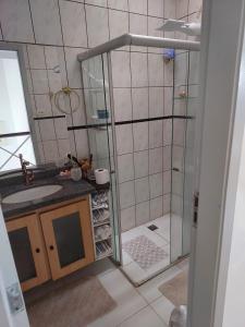 a bathroom with a shower and a sink at CASA próximo PRAIA para temporada in Aracaju