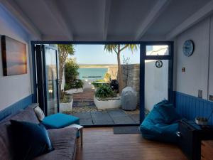 uma sala de estar com vista para o oceano em 2 Bed cottage in a fantastic sea front setting em Appledore