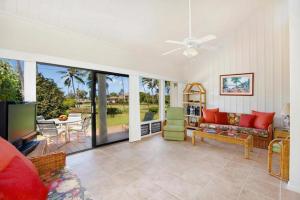 ein Wohnzimmer mit Sofa und Fernseher in der Unterkunft Manualoha 101 in Kipu