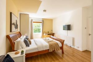 una camera con letto e finestra di Charming 2BR Flat, Holloway Road a Londra