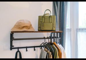 walizkę i kapelusz na półce w szafie w obiekcie Modern, Comfy 1BDR, Bay Windows & Free Parking w Manchesterze