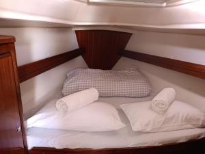 camarote pequeño con 2 almohadas en un barco en Velero Shabbak, en Valencia