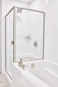 NN - Wind River #2 - Downtown 2-bed 2-bath في وايتهورس: حمام أبيض مع حوض ومرآة