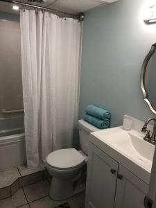 een witte badkamer met een toilet en een wastafel bij Gorgeous 2 BR/2 BR Newly Renovated BeachFront Condo in Myrtle Beach