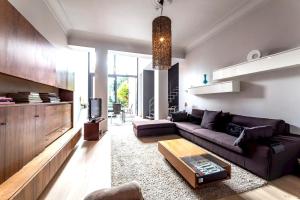 sala de estar con sofá y mesa en 3 bedrooms apartement with enclosed garden and wifi at Bruxelles, en Bruselas