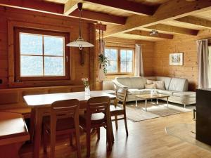 Χώρος καθιστικού στο Chalet Bergsonne