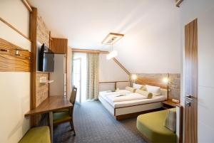 Llit o llits en una habitació de Hotel Garni Thermenglück