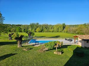 - une vue sur la cour et la piscine dans l'établissement Domaine de Belcayre, à Montauban