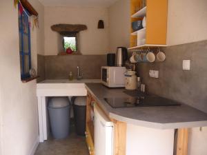 Kuchyň nebo kuchyňský kout v ubytování Chambre d'hôtes Suite 53m2 ou Caravane vintage avec cuisine et salle de bains privées, B&B 53m2 Suite or Vintage caravan with private kitchen and bathroom + 37 fotografií