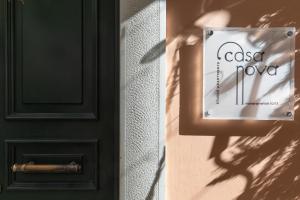 um sinal na porta de uma casa com um castroro em CasaNova Studios em Corfu Town
