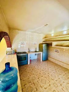 eine Küche mit einem blauen Herd und einer Spüle in der Unterkunft La casa de doña Juanita 