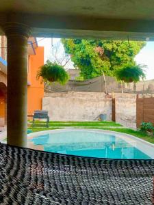 einen Pool in der Mitte einer Terrasse in der Unterkunft La casa de doña Juanita 