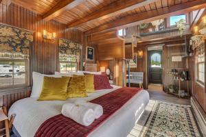 コロラドスプリングスにある1920s Red Rock Caboose Bike Hike Exploreのタオルが敷かれた大きなベッドのある寝室