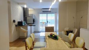 una cucina e una sala da pranzo con tavolo e sedie di Experimenta la automatizacion: Departamento inteligente a Santiago del Estero