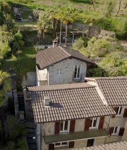 einen Blick über ein Haus mit Ziegeldächern in der Unterkunft Rustico in pietra in Brissago