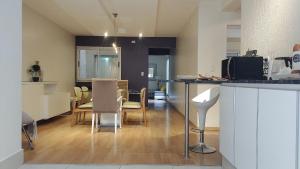 una cucina e una sala da pranzo con tavolo e sedie di Experimenta la automatizacion: Departamento inteligente a Santiago del Estero