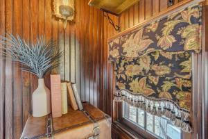 コロラドスプリングスにある1920s Red Rock Caboose Bike Hike Exploreの花瓶 +33枚の写真