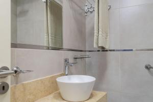 ein Badezimmer mit einem weißen Waschbecken und einem Spiegel in der Unterkunft Departamento equipado para 2 personas in Santiago del Estero + 33 Fotos