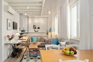 een woonkamer met een bank en een tafel bij CasaNova Corfu old town center in Corfu-stad