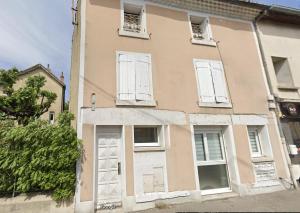 瓦朗斯的住宿－Studios à Valence, Drôme，白色门窗的古老建筑