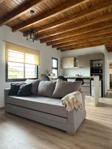 a living room with a couch and a kitchen at Ozamis Plaza in Maipú