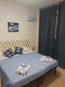 Un dormitorio con una cama con cortinas azules y toallas. en Casa Sauli, en Génova