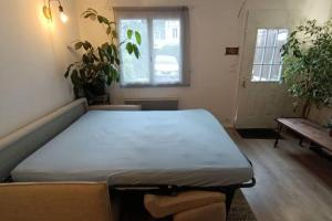 una camera con un letto in una stanza con piante di Maison + parking. Calme, confort a Rouen