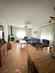 salon z niebieską kanapą i stołem w obiekcie Estancia Sal Marina w mieście Caravaca de la Cruz