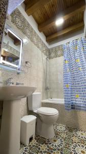 y baño con aseo, lavabo y bañera. en Mahbubakhon Hotel, en Bukhara