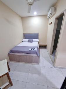 ein Schlafzimmer mit einem Bett in einem Zimmer in der Unterkunft Hotel Miami center in Montería