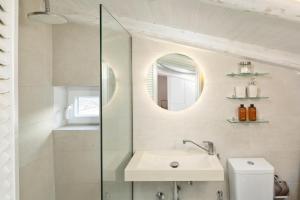 een badkamer met een wastafel en een spiegel bij CasaNova Corfu old town center in Corfu-stad +73 foto's