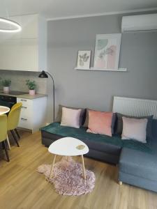 sala de estar con sofá y mesa en Nowy Apartament en Mińsk Mazowiecki