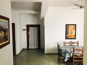 a dining room with a table and chairs and a ceiling fan at Con Garage - Casa Acogedora en el Centro de la Ciudad in Santiago del Estero +6 photos