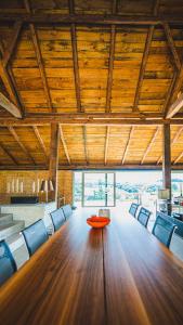 Großes Zimmer mit einem langen Tisch und Stühlen in der Unterkunft Gardenguesthouse Mlinar in Fokovci