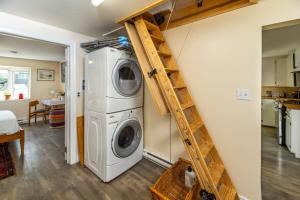 eine Waschküche mit Waschmaschine und Trockner in der Unterkunft NN - The Crooked House - Downtown 3-bed 1-bath in Whitehorse