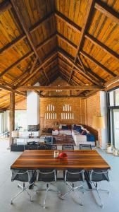 Duży pokój z drewnianym stołem i kanapą w obiekcie Gardenguesthouse Mlinar w mieście Fokovci
