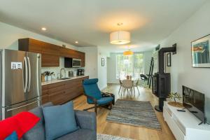kuchnia i salon z kanapą i lodówką w obiekcie NN War Eagles Nest Ravens Ridge 1bed 1 bath w mieście Whitehorse